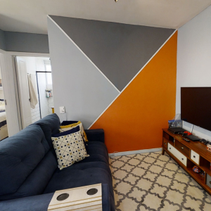 Sala pequena com parede geométrica | Apartamento Minha Casa Minha Vida | Tenda.com
